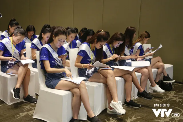 Thí sinh Hoa hậu Biển Việt Nam toàn cầu 2018 hăng say trau dồi kiến thức biển đảo - Ảnh 4. Thí sinh Hoa hậu Biển Việt Nam toàn cầu 2018 hăng say trau dồi kiến thức biển đảo - Ảnh 4.