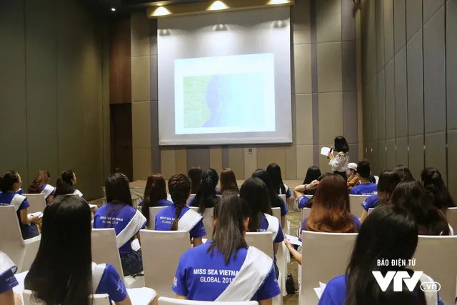 Thí sinh Hoa hậu Biển Việt Nam toàn cầu 2018 hăng say trau dồi kiến thức biển đảo - Ảnh 1. Thí sinh Hoa hậu Biển Việt Nam toàn cầu 2018 hăng say trau dồi kiến thức biển đảo - Ảnh 1.