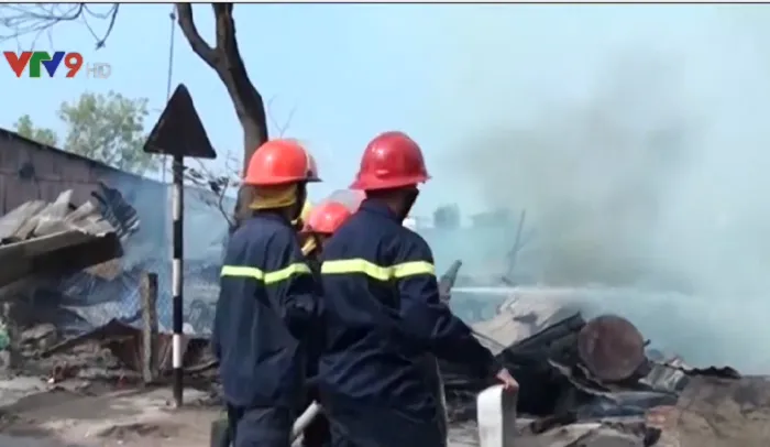 4 căn nhà bị cháy rụi ở An Giang, gây thiệt hại hàng trăm triệu đồng - Ảnh 1. 4 căn nhà bị cháy rụi ở An Giang, gây thiệt hại hàng trăm triệu đồng - Ảnh 1.
