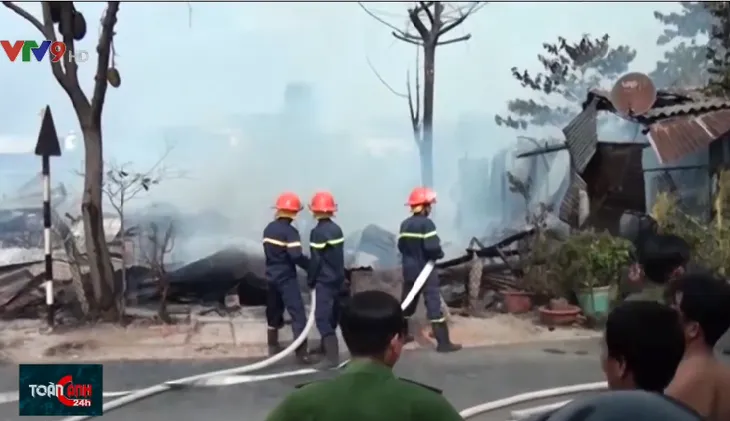 4 căn nhà bị cháy rụi ở An Giang, gây thiệt hại hàng trăm triệu đồng - Ảnh 2. 4 căn nhà bị cháy rụi ở An Giang, gây thiệt hại hàng trăm triệu đồng - Ảnh 2.
