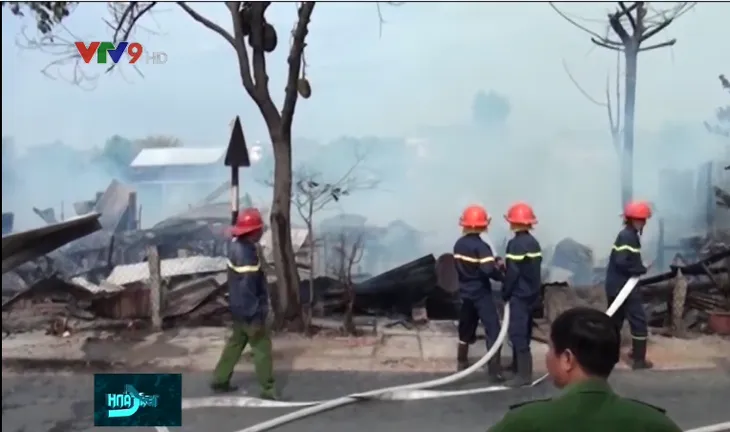 4 căn nhà bị cháy rụi ở An Giang, gây thiệt hại hàng trăm triệu đồng - Ảnh 3. 4 căn nhà bị cháy rụi ở An Giang, gây thiệt hại hàng trăm triệu đồng - Ảnh 3.