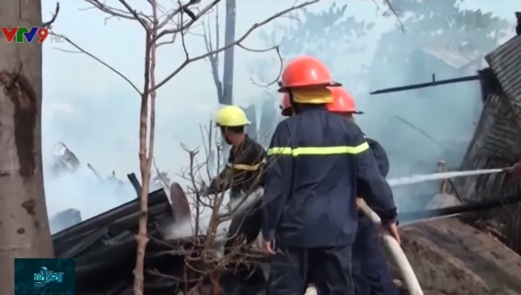 4 căn nhà bị cháy rụi ở An Giang, gây thiệt hại hàng trăm triệu đồng - Ảnh 4. 4 căn nhà bị cháy rụi ở An Giang, gây thiệt hại hàng trăm triệu đồng - Ảnh 4.