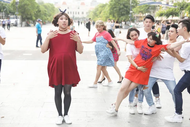 Trấn Thành, Trường Giang, Hứa Vĩ Văn hóa bà bầu làm loạn phố đi bộ - Ảnh 8. Trấn Thành, Trường Giang, Hứa Vĩ Văn hóa bà bầu làm loạn phố đi bộ - Ảnh 8.