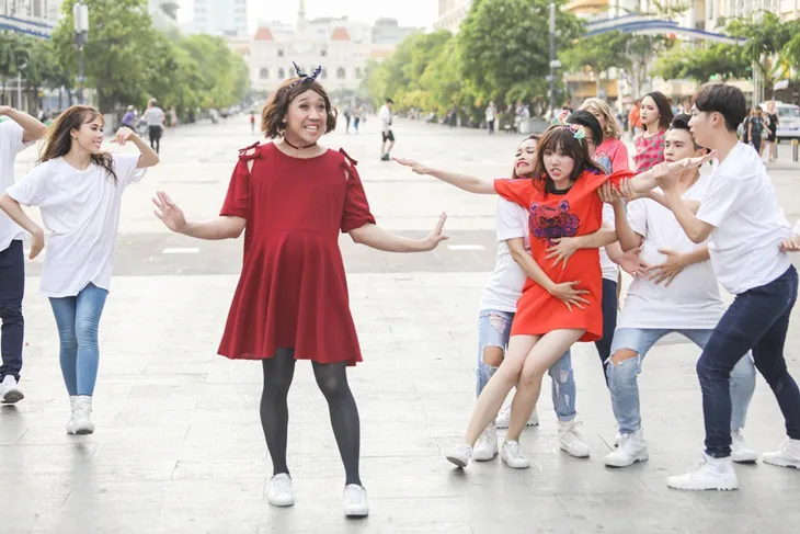 Trấn Thành, Trường Giang, Hứa Vĩ Văn hóa bà bầu làm loạn phố đi bộ - Ảnh 6. Trấn Thành, Trường Giang, Hứa Vĩ Văn hóa bà bầu làm loạn phố đi bộ - Ảnh 6.