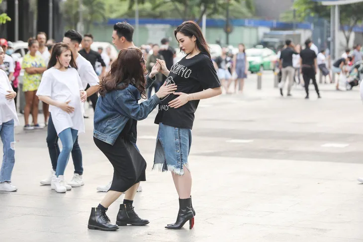 Trấn Thành, Trường Giang, Hứa Vĩ Văn hóa bà bầu làm loạn phố đi bộ - Ảnh 1. Trấn Thành, Trường Giang, Hứa Vĩ Văn hóa bà bầu làm loạn phố đi bộ - Ảnh 1.