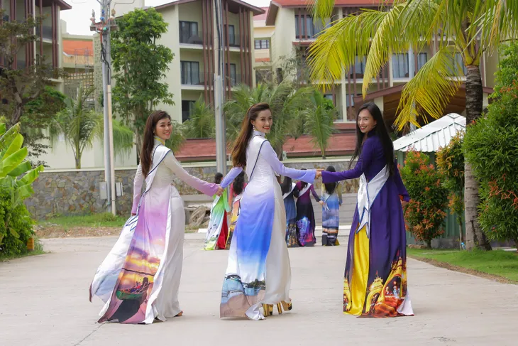 Vẻ đẹp của thí sinh Hoa hậu Biển Việt Nam toàn cầu 2018 bừng sáng ở những nơi họ đặt chân đến - Ảnh 8. Vẻ đẹp của thí sinh Hoa hậu Biển Việt Nam toàn cầu 2018 bừng sáng ở những nơi họ đặt chân đến - Ảnh 8.