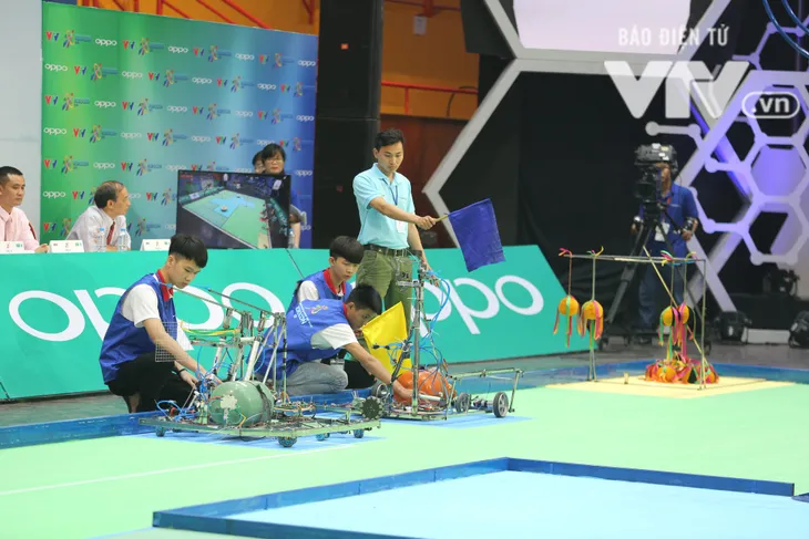 Robocon Việt Nam 2018: Nhiều kỷ lục được xác lập trong ngày thi đấu đầu tiên - Ảnh 2. Robocon Việt Nam 2018: Nhiều kỷ lục được xác lập trong ngày thi đấu đầu tiên - Ảnh 2.