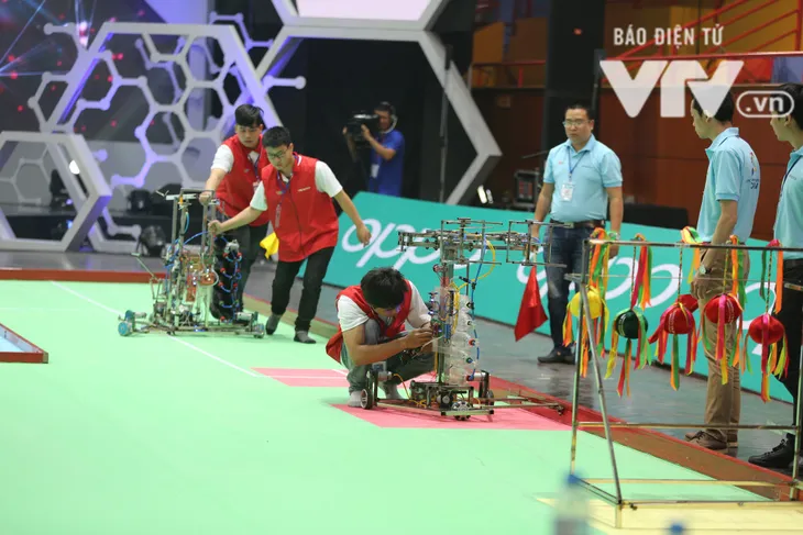 Robocon Việt Nam 2018: Nhiều kỷ lục được xác lập trong ngày thi đấu đầu tiên - Ảnh 3. Robocon Việt Nam 2018: Nhiều kỷ lục được xác lập trong ngày thi đấu đầu tiên - Ảnh 3.