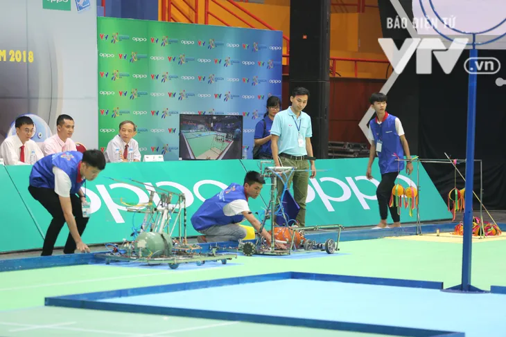 Robocon Việt Nam 2018: Nhiều kỷ lục được xác lập trong ngày thi đấu đầu tiên - Ảnh 4. Robocon Việt Nam 2018: Nhiều kỷ lục được xác lập trong ngày thi đấu đầu tiên - Ảnh 4.