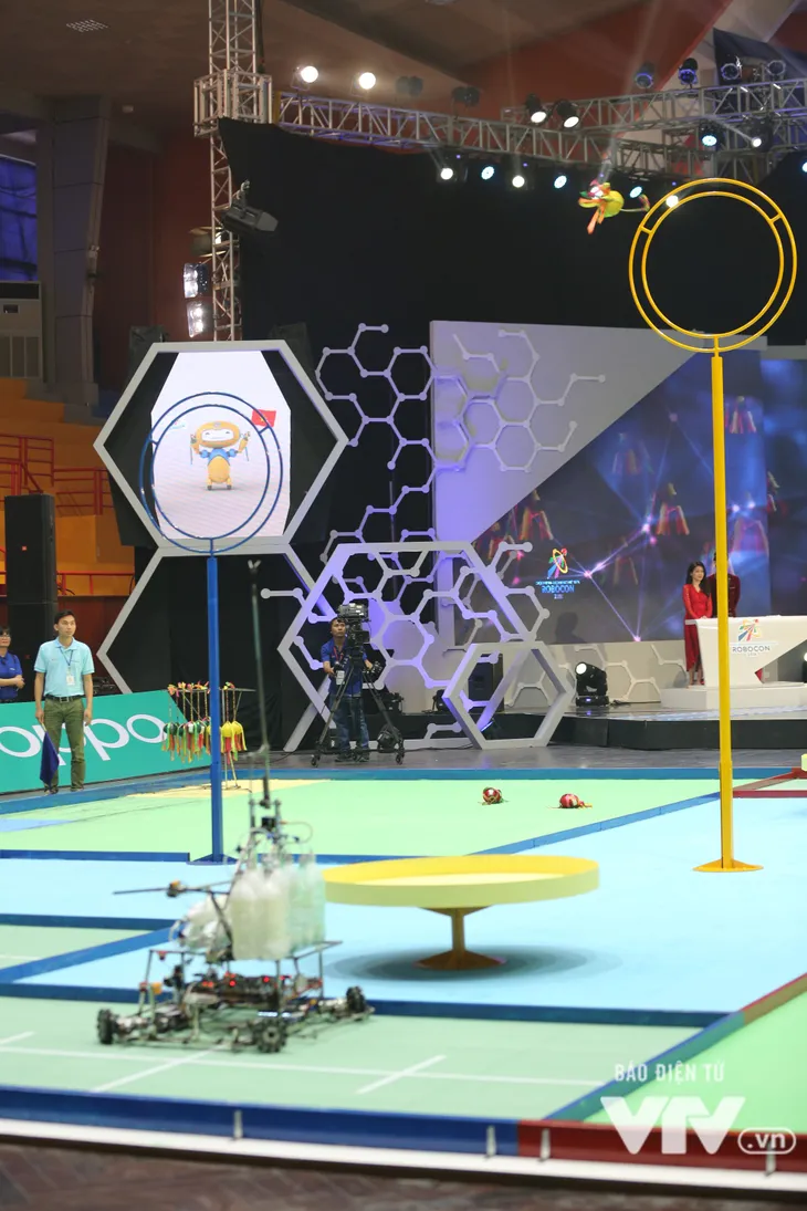 Robocon Việt Nam 2018: Nhiều kỷ lục được xác lập trong ngày thi đấu đầu tiên - Ảnh 12. Robocon Việt Nam 2018: Nhiều kỷ lục được xác lập trong ngày thi đấu đầu tiên - Ảnh 12.