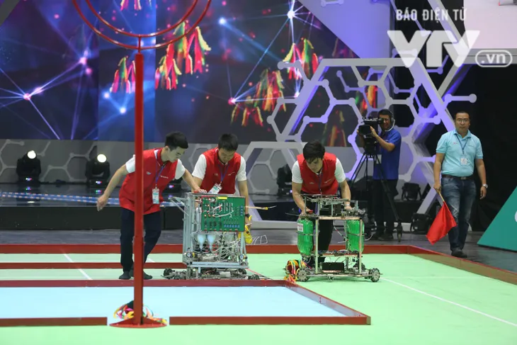 Robocon Việt Nam 2018: Nhiều kỷ lục được xác lập trong ngày thi đấu đầu tiên - Ảnh 13. Robocon Việt Nam 2018: Nhiều kỷ lục được xác lập trong ngày thi đấu đầu tiên - Ảnh 13.