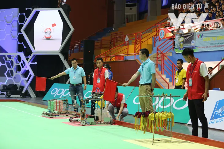 Robocon Việt Nam 2018: Nhiều kỷ lục được xác lập trong ngày thi đấu đầu tiên - Ảnh 15. Robocon Việt Nam 2018: Nhiều kỷ lục được xác lập trong ngày thi đấu đầu tiên - Ảnh 15.
