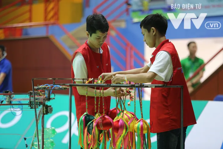 Robocon Việt Nam 2018: Nhiều kỷ lục được xác lập trong ngày thi đấu đầu tiên - Ảnh 16. Robocon Việt Nam 2018: Nhiều kỷ lục được xác lập trong ngày thi đấu đầu tiên - Ảnh 16.