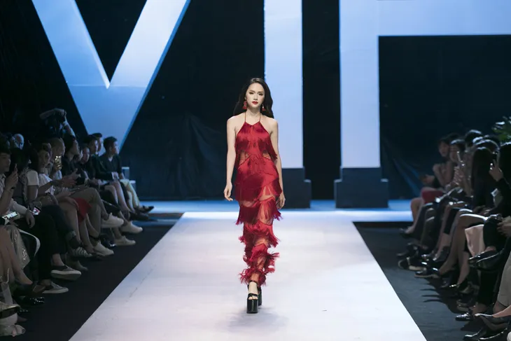 Hoa hậu chuyển giới Hương Giang cực ngọt ngào, tự tin sải bước trên sàn catwalk - Ảnh 1. Hoa hậu chuyển giới Hương Giang cực ngọt ngào, tự tin sải bước trên sàn catwalk - Ảnh 1.