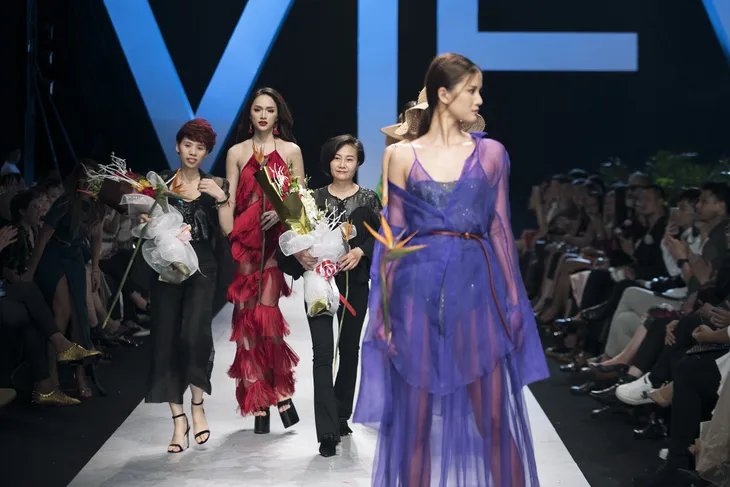 Hoa hậu chuyển giới Hương Giang cực ngọt ngào, tự tin sải bước trên sàn catwalk - Ảnh 5. Hoa hậu chuyển giới Hương Giang cực ngọt ngào, tự tin sải bước trên sàn catwalk - Ảnh 5.