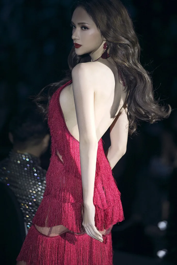 Hoa hậu chuyển giới Hương Giang cực ngọt ngào, tự tin sải bước trên sàn catwalk - Ảnh 2. Hoa hậu chuyển giới Hương Giang cực ngọt ngào, tự tin sải bước trên sàn catwalk - Ảnh 2.