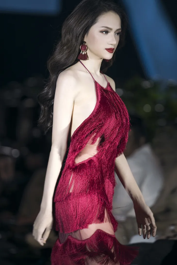 Hoa hậu chuyển giới Hương Giang cực ngọt ngào, tự tin sải bước trên sàn catwalk - Ảnh 4. Hoa hậu chuyển giới Hương Giang cực ngọt ngào, tự tin sải bước trên sàn catwalk - Ảnh 4.