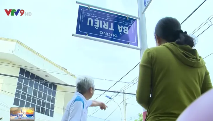 Nhiều biển báo giao thông đường bộ bị xâm phạm, vẽ bậy - Ảnh 2. Nhiều biển báo giao thông đường bộ bị xâm phạm, vẽ bậy - Ảnh 2.