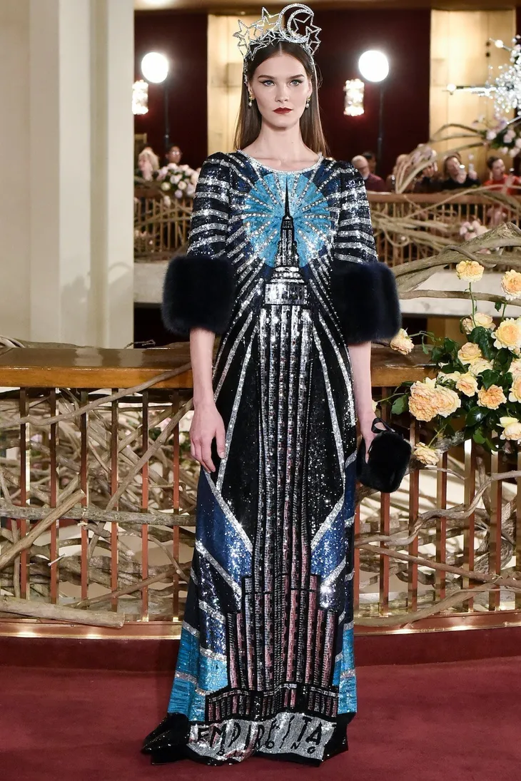 Show Dolce & Gabbana: Khi siêu mẫu báo đen kết hợp cùng người mẫu U50 - Ảnh 8. Show Dolce & Gabbana: Khi siêu mẫu báo đen kết hợp cùng người mẫu U50 - Ảnh 8.