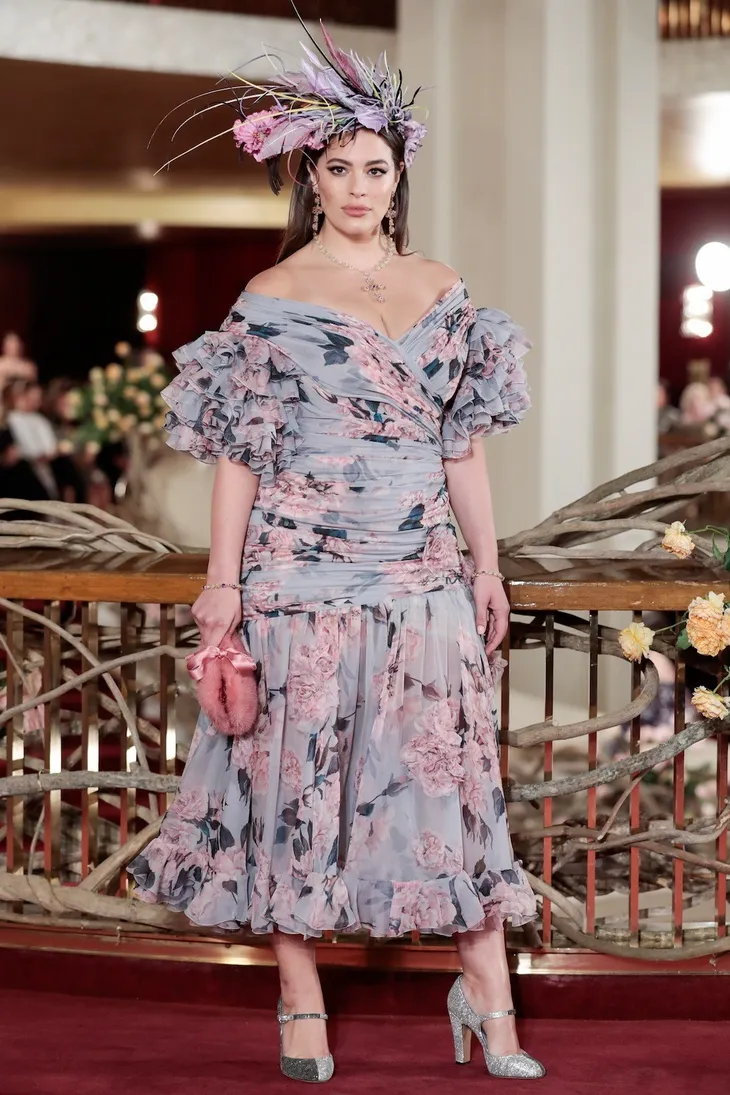 Show Dolce & Gabbana: Khi siêu mẫu báo đen kết hợp cùng người mẫu U50 - Ảnh 4. Show Dolce & Gabbana: Khi siêu mẫu báo đen kết hợp cùng người mẫu U50 - Ảnh 4.