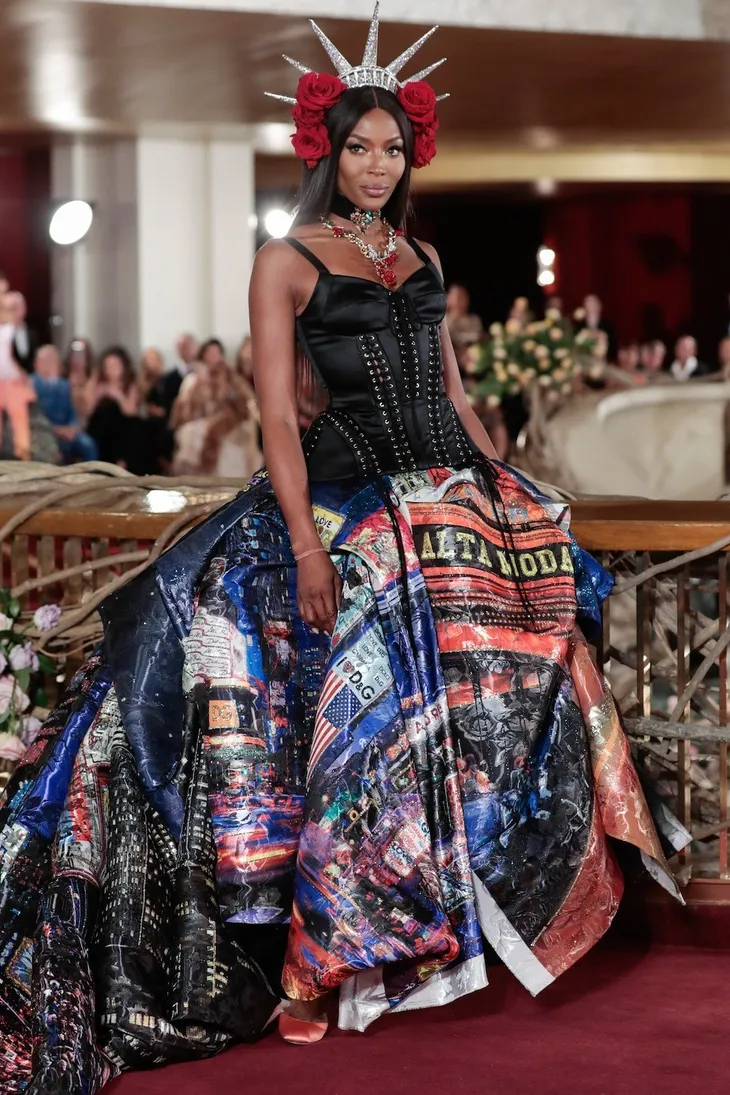 Show Dolce & Gabbana: Khi siêu mẫu báo đen kết hợp cùng người mẫu U50 - Ảnh 2. Show Dolce & Gabbana: Khi siêu mẫu báo đen kết hợp cùng người mẫu U50 - Ảnh 2.