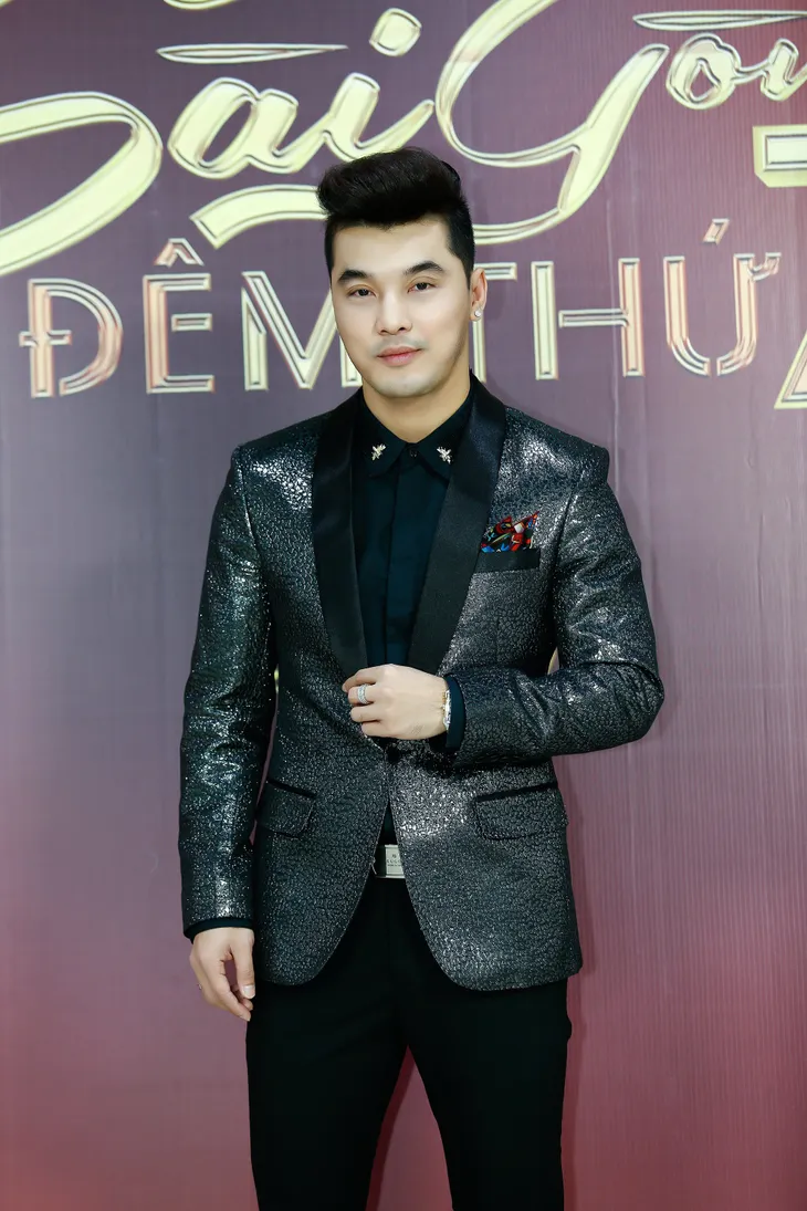 Ưng Hoàng Phúc hát loạt hit đình đám một thời trong Sài Gòn đêm thứ 7 - Ảnh 2. Ưng Hoàng Phúc hát loạt hit đình đám một thời trong Sài Gòn đêm thứ 7 - Ảnh 2.