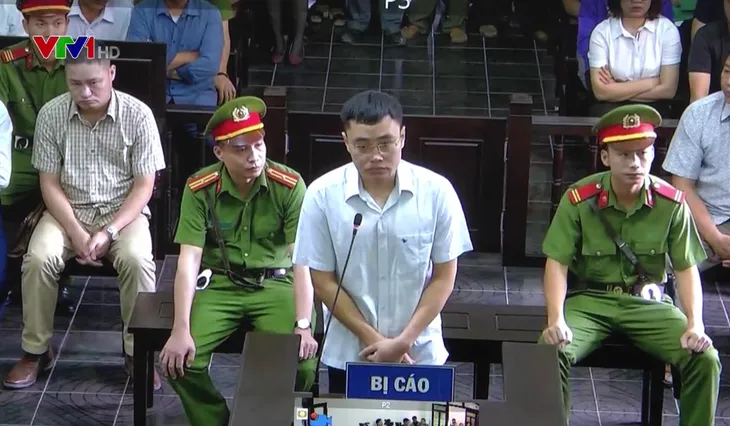 Xét xử sơ thẩm cựu nhà báo Lê Duy Phong cưỡng đoạt tài sản - Ảnh 1. Xét xử sơ thẩm cựu nhà báo Lê Duy Phong cưỡng đoạt tài sản - Ảnh 1.