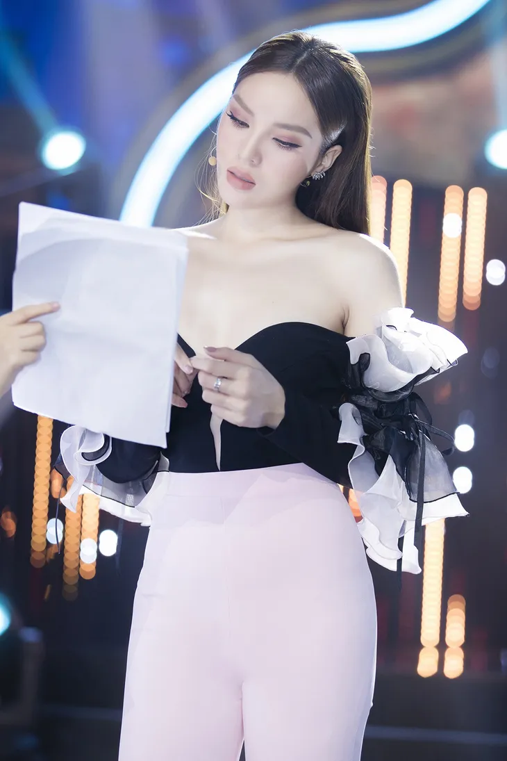 Kỳ Duyên lần đầu khoe vòng 1 dao kéo tại Quý ông đại chiến - Ảnh 1. Kỳ Duyên lần đầu khoe vòng 1 dao kéo tại Quý ông đại chiến - Ảnh 1.