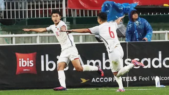 HLV Hoàng Anh Tuấn hết lời khen ngợi các học trò sau trận hoà U19 Hàn Quốc - Ảnh 1. HLV Hoàng Anh Tuấn hết lời khen ngợi các học trò sau trận hoà U19 Hàn Quốc - Ảnh 1.