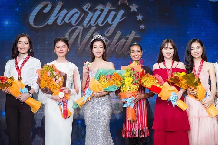 Hoa hậu Đỗ Mỹ Linh lần đầu diện váy xẻ sâu táo bạo - Ảnh 4. Hoa hậu Đỗ Mỹ Linh lần đầu diện váy xẻ sâu táo bạo - Ảnh 4.
