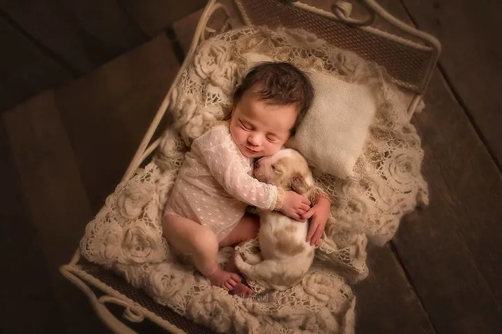 Mê mẩn bộ ảnh tuyệt đẹp chụp em bé với thú cưng - Ảnh 3. Mê mẩn bộ ảnh tuyệt đẹp chụp em bé với thú cưng - Ảnh 3.