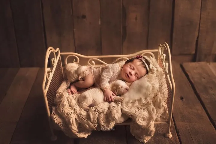 Mê mẩn bộ ảnh tuyệt đẹp chụp em bé với thú cưng - Ảnh 8. Mê mẩn bộ ảnh tuyệt đẹp chụp em bé với thú cưng - Ảnh 8.