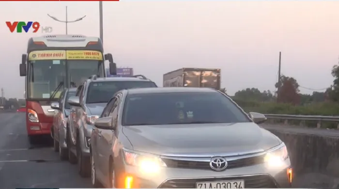 TP.HCM: 4 ô tô đâm va liên hoàn trên đường dẫn cao tốc TP.HCM - Trung Lương - Ảnh 2. TP.HCM: 4 ô tô đâm va liên hoàn trên đường dẫn cao tốc TP.HCM - Trung Lương - Ảnh 2.