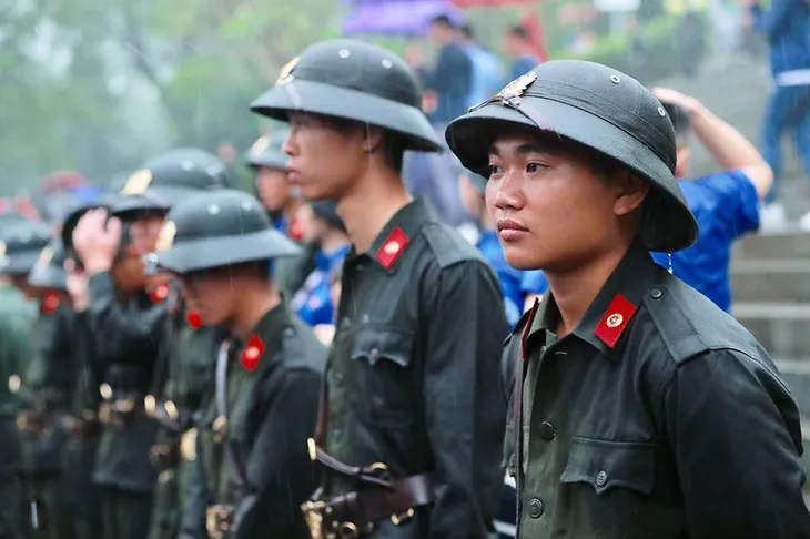 Chùm ảnh người dân đội mưa nườm nượp dự lễ Giỗ tổ Hùng Vương - Ảnh 10. Chùm ảnh người dân đội mưa nườm nượp dự lễ Giỗ tổ Hùng Vương - Ảnh 10.