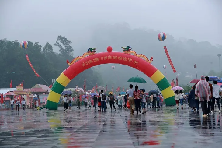 Chùm ảnh người dân đội mưa nườm nượp dự lễ Giỗ tổ Hùng Vương - Ảnh 1. Chùm ảnh người dân đội mưa nườm nượp dự lễ Giỗ tổ Hùng Vương - Ảnh 1.
