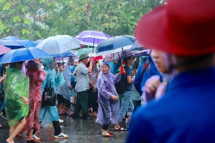 Chùm ảnh người dân đội mưa nườm nượp dự lễ Giỗ tổ Hùng Vương - Ảnh 4. Chùm ảnh người dân đội mưa nườm nượp dự lễ Giỗ tổ Hùng Vương - Ảnh 4.