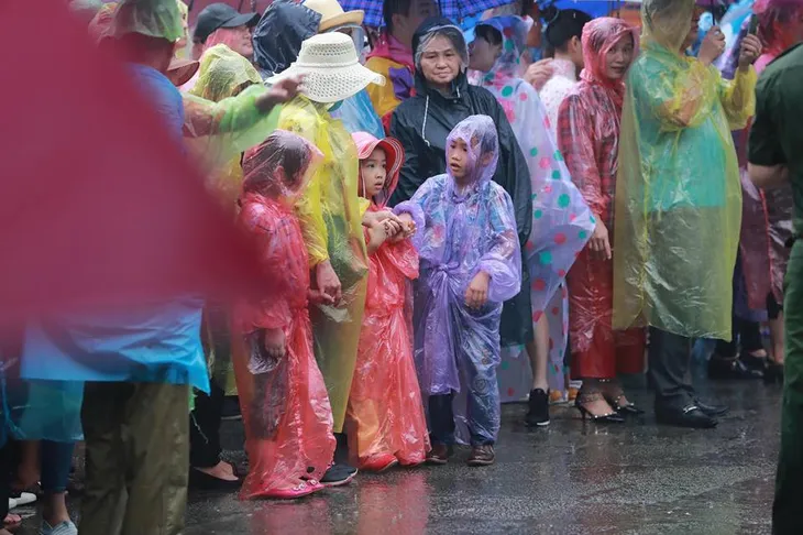 Chùm ảnh người dân đội mưa nườm nượp dự lễ Giỗ tổ Hùng Vương - Ảnh 5. Chùm ảnh người dân đội mưa nườm nượp dự lễ Giỗ tổ Hùng Vương - Ảnh 5.