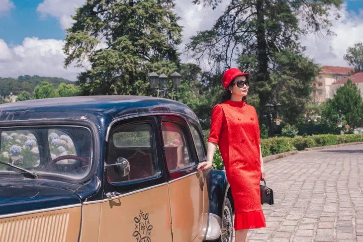 Mai Thu Huyền diện đầm đỏ rực rỡ tại Đà Lạt - Ảnh 6. Mai Thu Huyền diện đầm đỏ rực rỡ tại Đà Lạt - Ảnh 6.