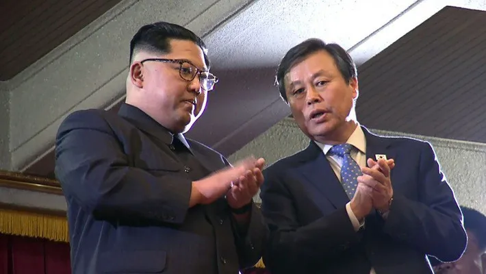 Nhà lãnh đạo Triều Tiên Kim Jong-un liên tục vỗ tay tán thưởng nghệ sĩ Hàn Quốc - Ảnh 1. Nhà lãnh đạo Triều Tiên Kim Jong-un liên tục vỗ tay tán thưởng nghệ sĩ Hàn Quốc - Ảnh 1.