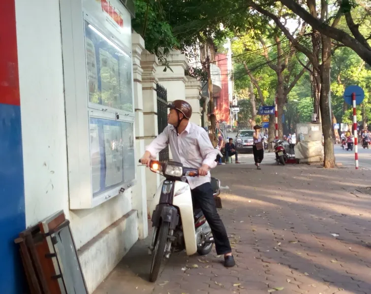 Đọc báo đứng – thói quen và nét đẹp Hà Nội - Ảnh 6. Đọc báo đứng – thói quen và nét đẹp Hà Nội - Ảnh 6.