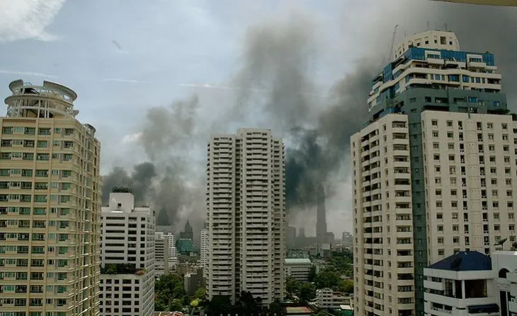 Hiện trường vụ cháy chung cư ở Bangkok khiến 3 người thiệt mạng và 60 người bị thương - Ảnh 4. Hiện trường vụ cháy chung cư ở Bangkok khiến 3 người thiệt mạng và 60 người bị thương - Ảnh 4.