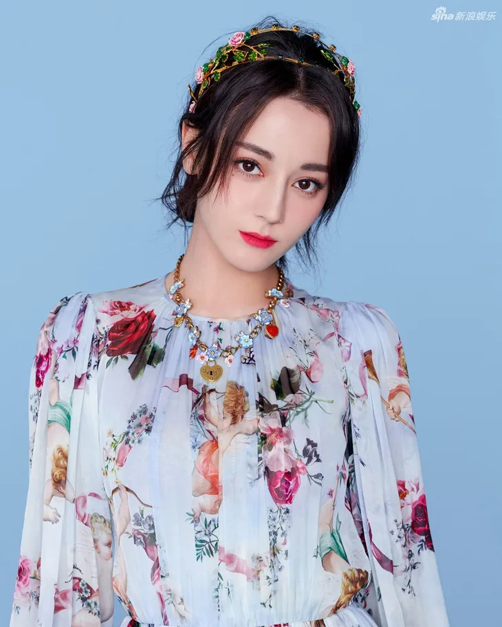 Khi Địch Lệ Nhiệt Ba bay bổng như nàng thơ... - Ảnh 2. Khi Địch Lệ Nhiệt Ba bay bổng như nàng thơ... - Ảnh 2.