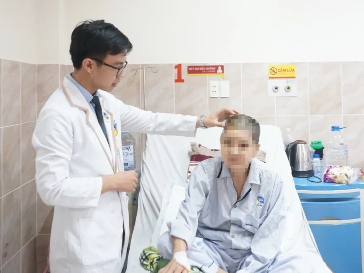 Hơn 5 giờ mổ khối u não khổng lồ cho nữ bệnh nhân - Ảnh 2. Hơn 5 giờ mổ khối u não khổng lồ cho nữ bệnh nhân - Ảnh 2.