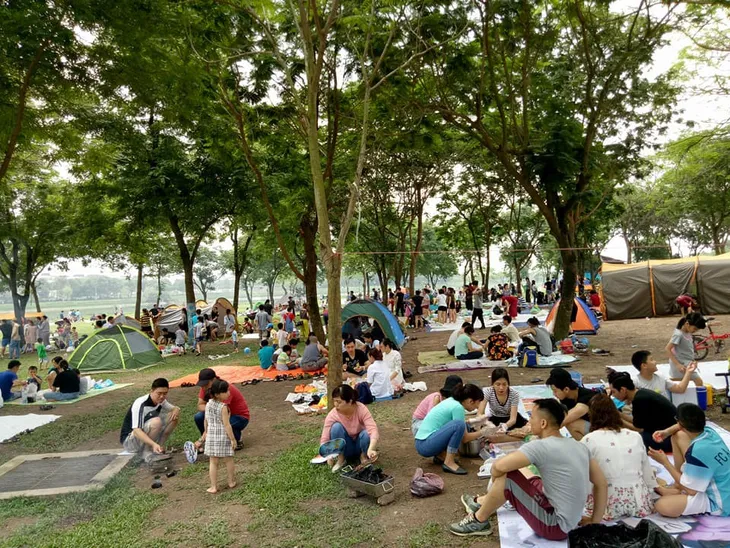 Thời tiết đẹp, các điểm vui chơi ở Hà Nội kín khách dịp nghỉ lễ 30/4-1/5 - Ảnh 8.