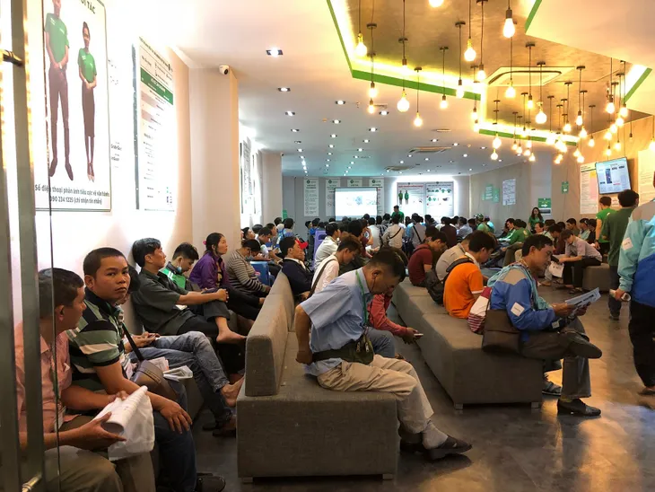 Nhân viên Grab làm việc ngày đêm để tiếp quản Uber - Ảnh 3. Nhân viên Grab làm việc ngày đêm để tiếp quản Uber - Ảnh 3.