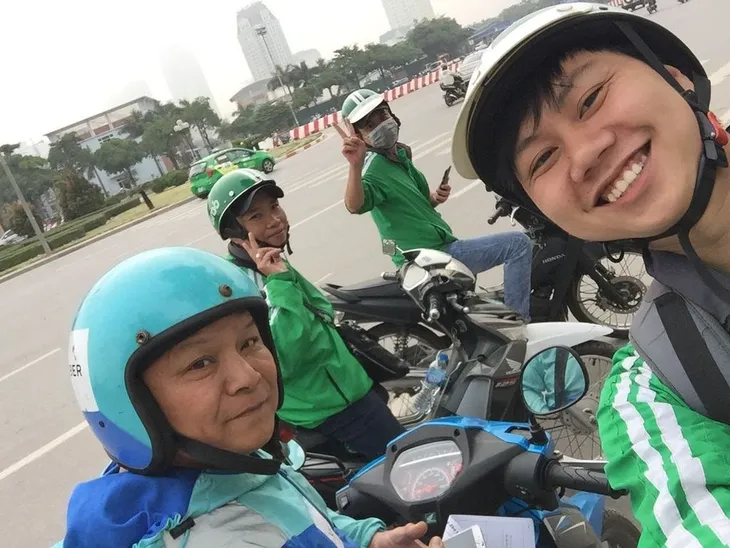 Nhân viên Grab làm việc ngày đêm để tiếp quản Uber - Ảnh 2. Nhân viên Grab làm việc ngày đêm để tiếp quản Uber - Ảnh 2.