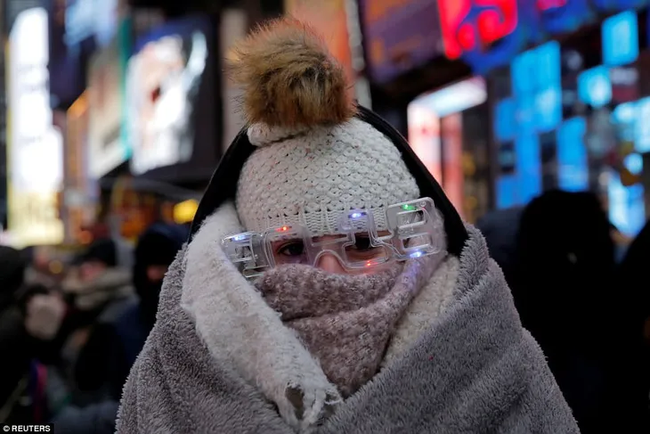 47AA1F8B00000578-5225051-Elena_Barduniotis_from_Colorado_waits_in_Times_Square_during_a_c-a-31_1514768415152 47AA1F8B00000578-5225051-Elena_Barduniotis_from_Colorado_waits_in_Times_Square_during_a_c-a-31_1514768415152