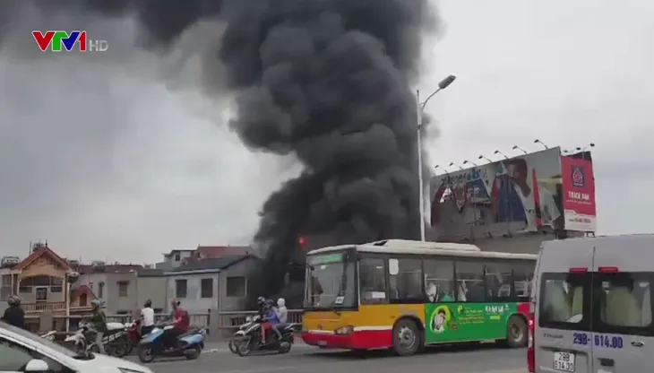 Hiện trường vụ cháy gây chết người dưới chân cầu Vĩnh Tuy, Hà Nội - Ảnh 1. Hiện trường vụ cháy gây chết người dưới chân cầu Vĩnh Tuy, Hà Nội - Ảnh 1.