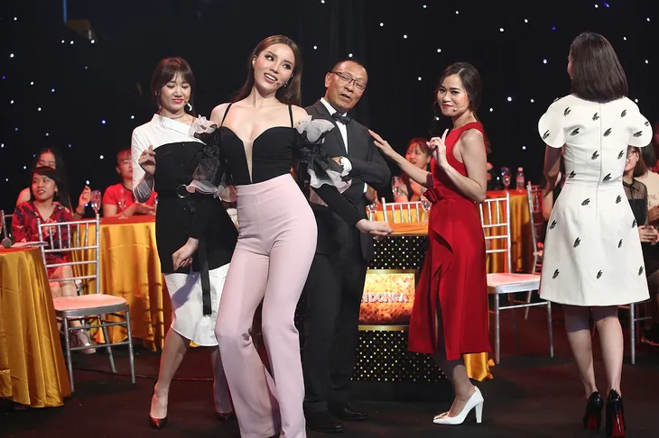 Kỳ Duyên tập thể dục đầy khiêu khích giành trai đẹp của Lan Ngọc - Ảnh 2. Kỳ Duyên tập thể dục đầy khiêu khích giành trai đẹp của Lan Ngọc - Ảnh 2.