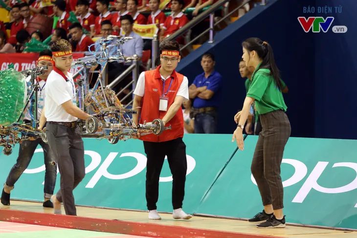 VCK Robocon Việt Nam 2018: Gặp sự cố đáng tiếc, đại diện của Hà Tĩnh rời cuộc chơi - Ảnh 3. VCK Robocon Việt Nam 2018: Gặp sự cố đáng tiếc, đại diện của Hà Tĩnh rời cuộc chơi - Ảnh 3.